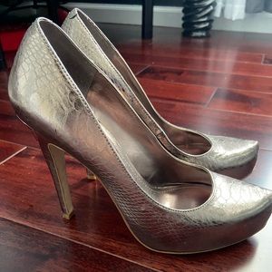 BCBG generation high heels in very good condition beautiful metallic color